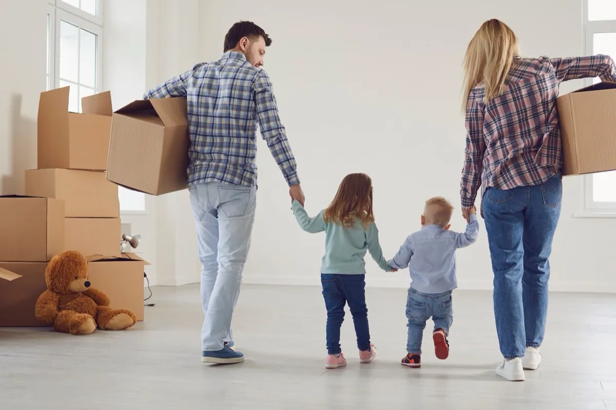 Glückliches Paar entspannt im neuen Zuhause
